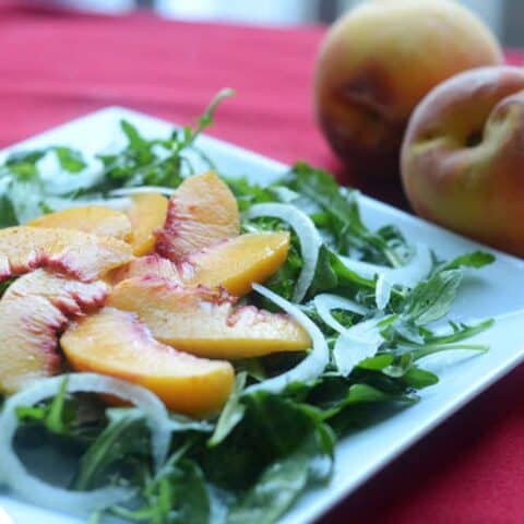 Peach, Onion, and Arugula Salad | paleoscaleo.com